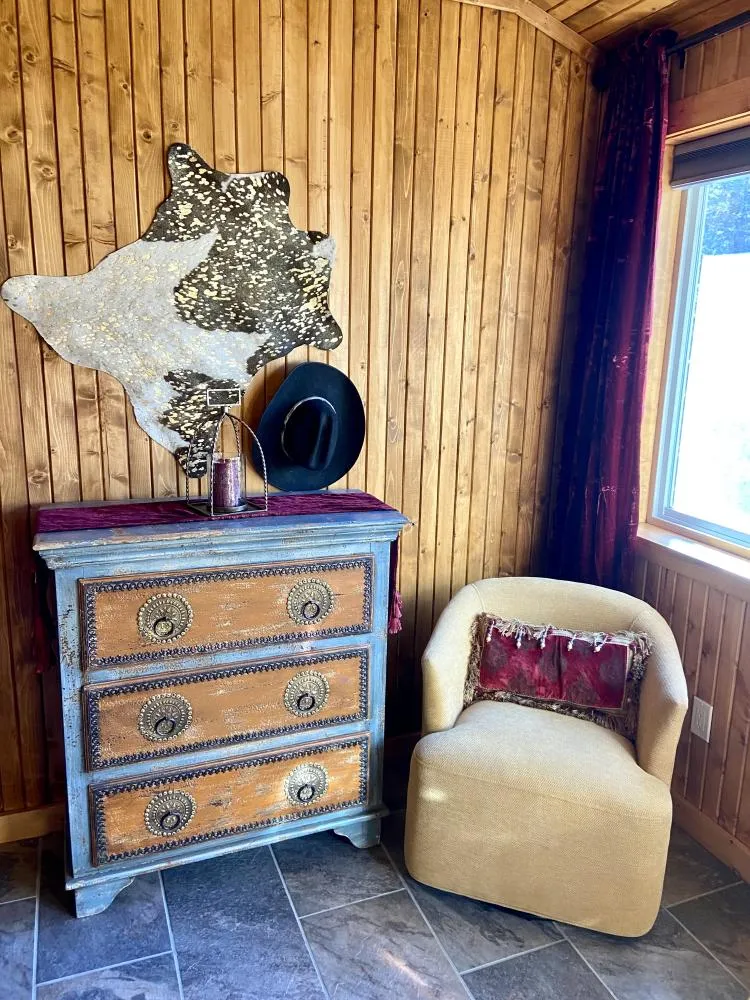 Sitting area in turquoise bedroom 2