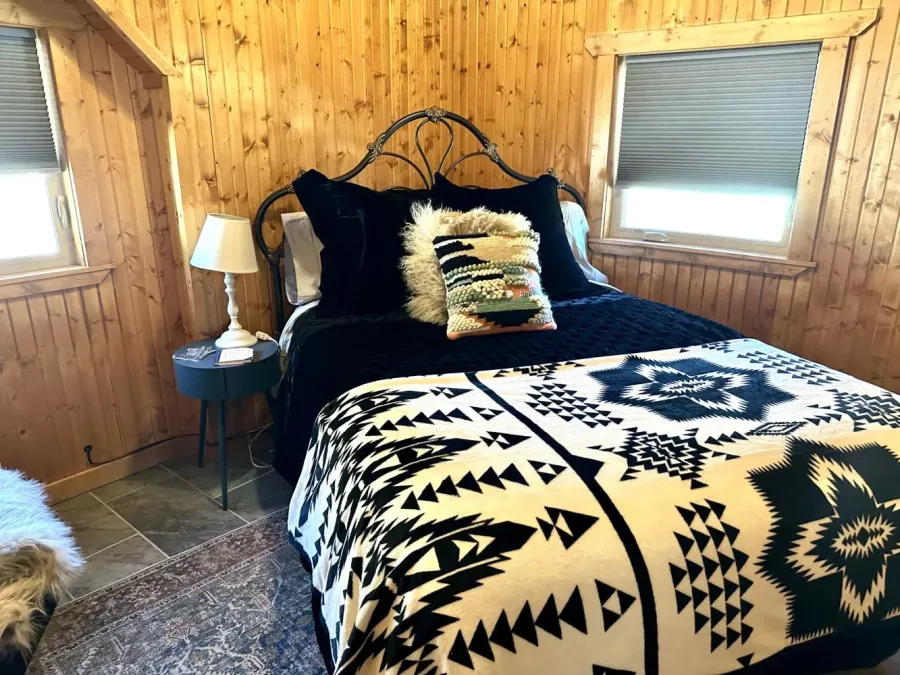 Bedroom 4 with southwest throw