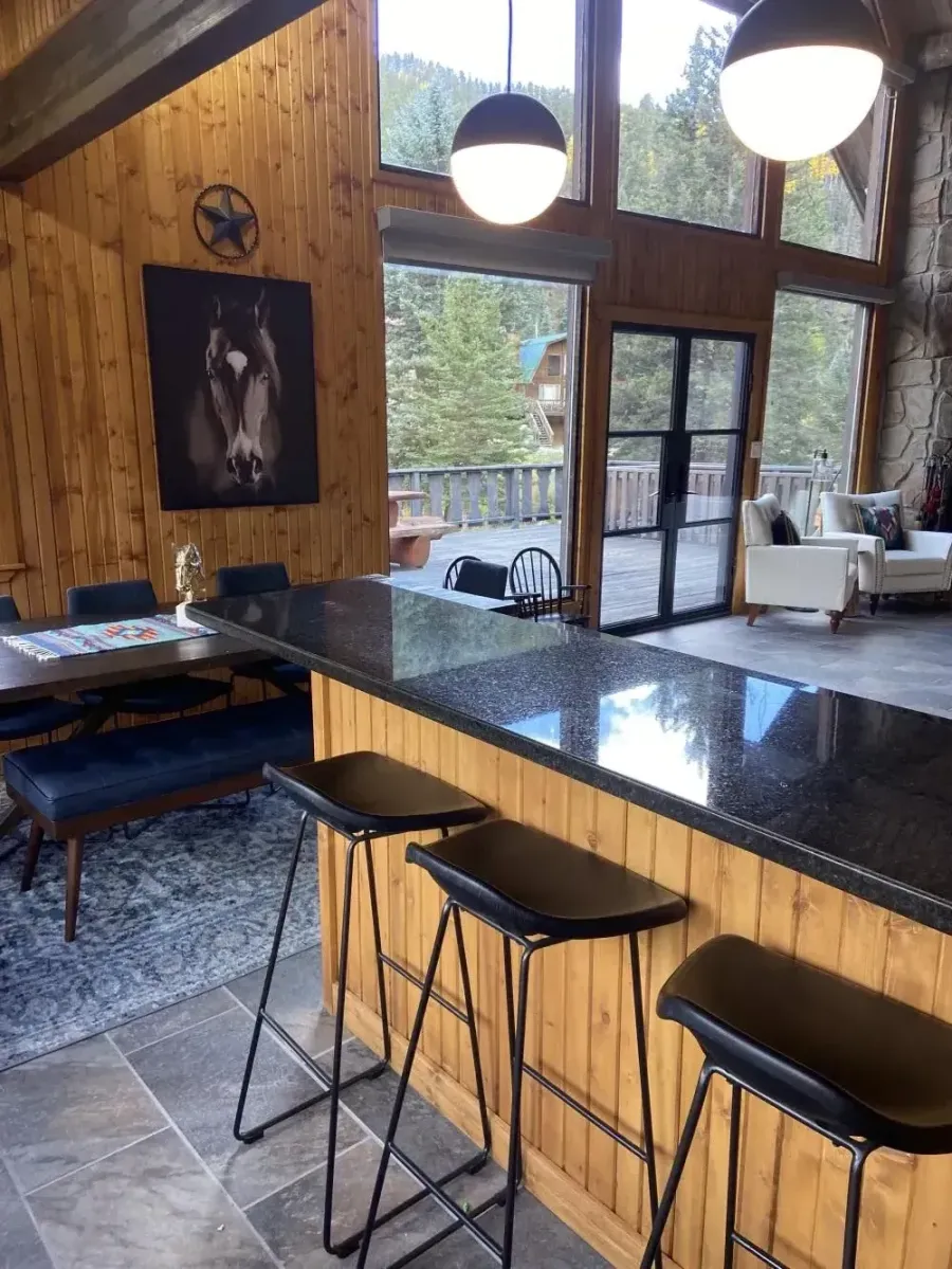 Room for everyone with 4 additional barstools 