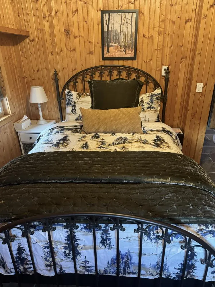 Bedroom 3 on top level - queen bed